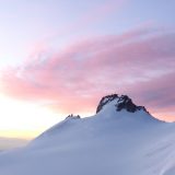 Chi è maestro dell’arte di vivere distingue poco fra il lavoro e il suo tempo libero. In qualunque cosa faccia, lascia agli altri decidere se stia lavorando o giocando. Lui sa di fare sempre le cose insieme.